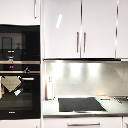 Fabilicious Suites - 2 Apartments- Romantic Jacuzzi & Spacious Family Comfort Athena Bagian luar foto