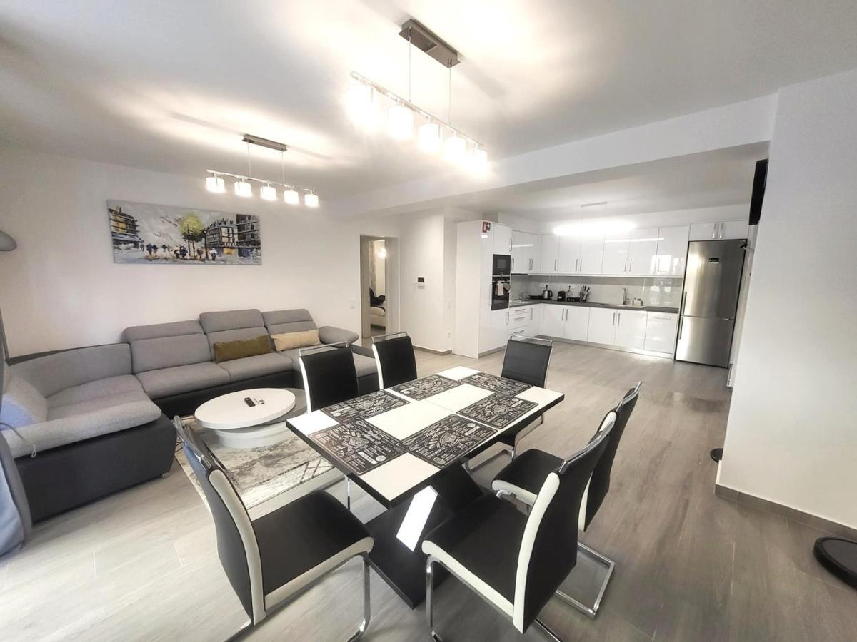 Fabilicious Suites - 2 Apartments- Romantic Jacuzzi & Spacious Family Comfort Athena Bagian luar foto