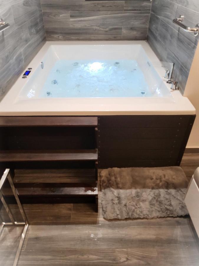 Fabilicious Suites - 2 Apartments- Romantic Jacuzzi & Spacious Family Comfort Athena Bagian luar foto