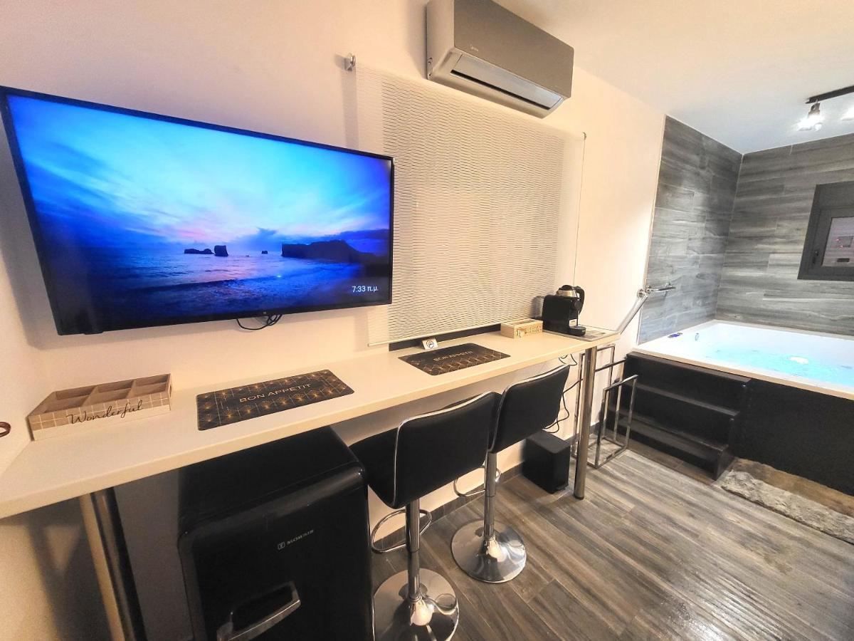 Fabilicious Suites - 2 Apartments- Romantic Jacuzzi & Spacious Family Comfort Athena Bagian luar foto