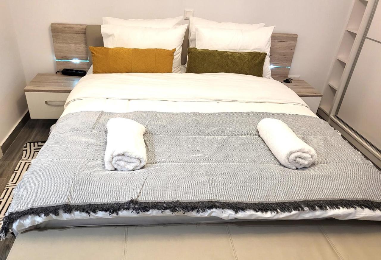 Fabilicious Suites - 2 Apartments- Romantic Jacuzzi & Spacious Family Comfort Athena Bagian luar foto
