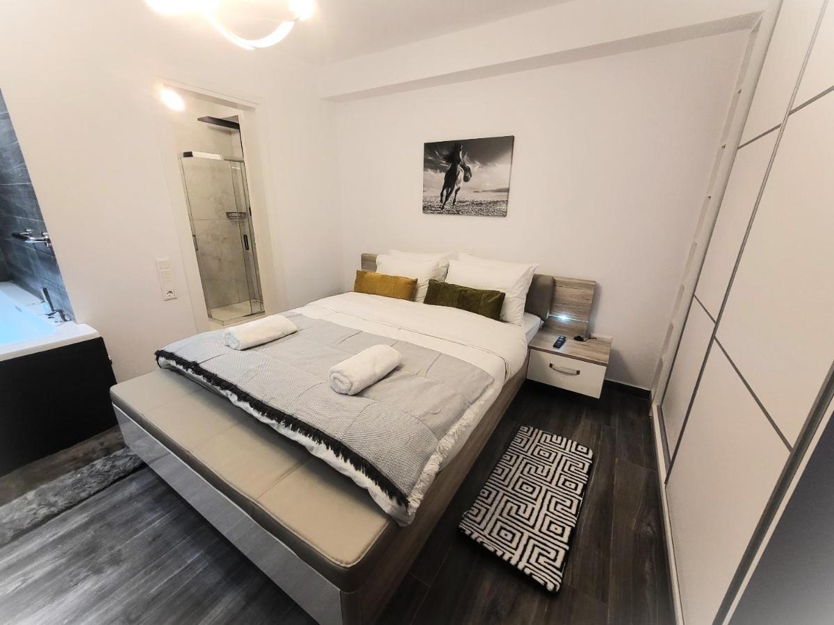 Fabilicious Suites - 2 Apartments- Romantic Jacuzzi & Spacious Family Comfort Athena Bagian luar foto