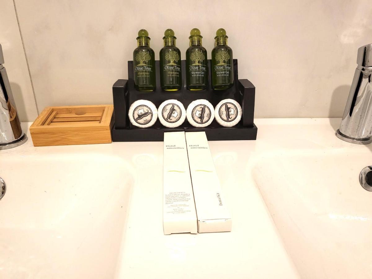 Fabilicious Suites - 2 Apartments- Romantic Jacuzzi & Spacious Family Comfort Athena Bagian luar foto