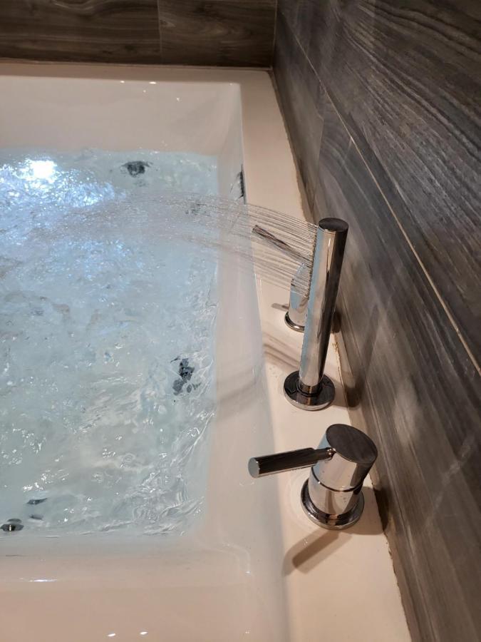 Fabilicious Suites - 2 Apartments- Romantic Jacuzzi & Spacious Family Comfort Athena Bagian luar foto