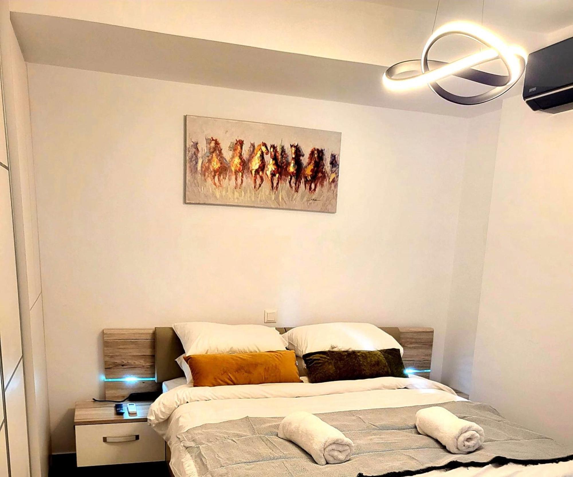 Fabilicious Suites - 2 Apartments- Romantic Jacuzzi & Spacious Family Comfort Athena Bagian luar foto