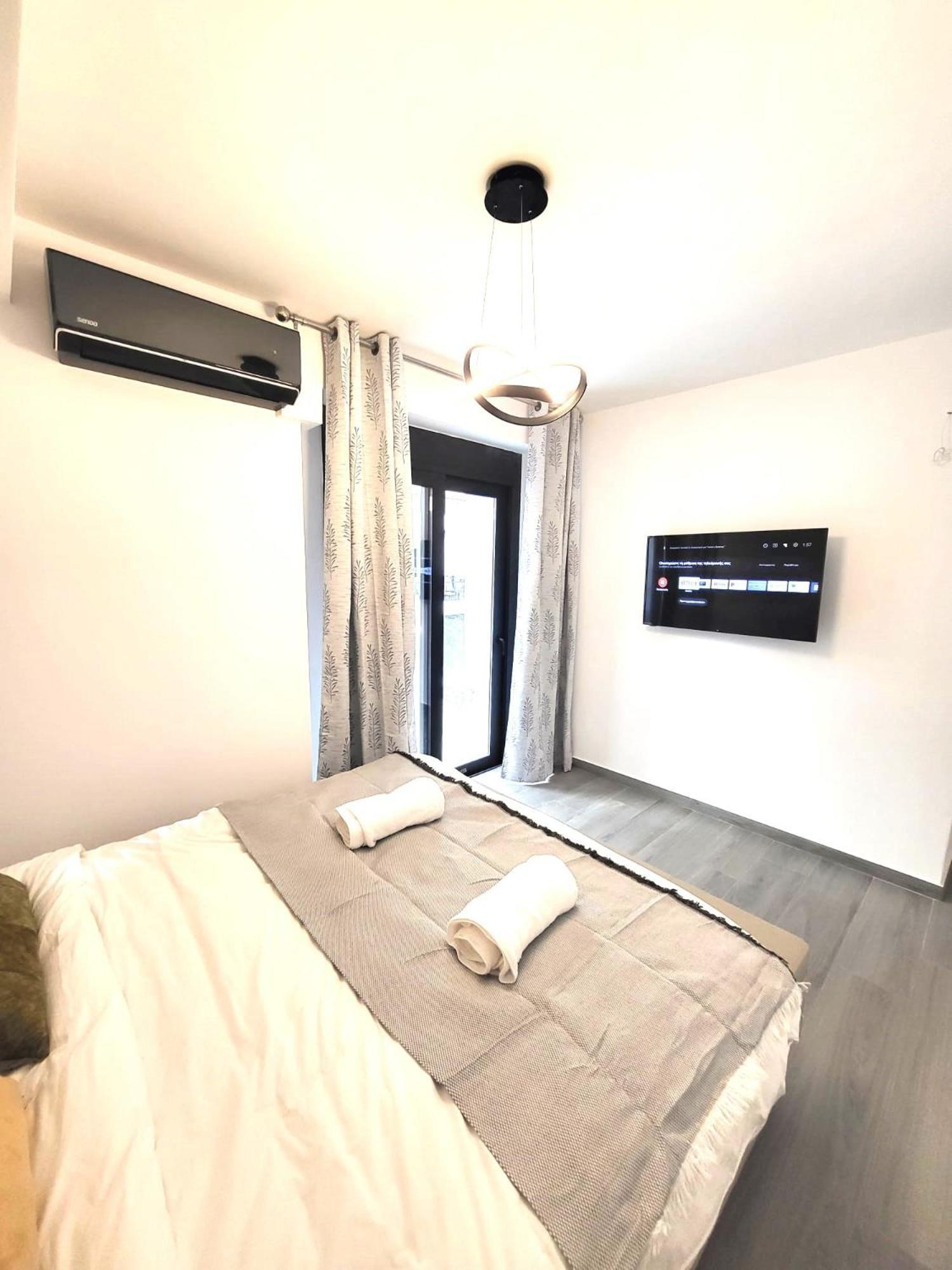 Fabilicious Suites - 2 Apartments- Romantic Jacuzzi & Spacious Family Comfort Athena Bagian luar foto
