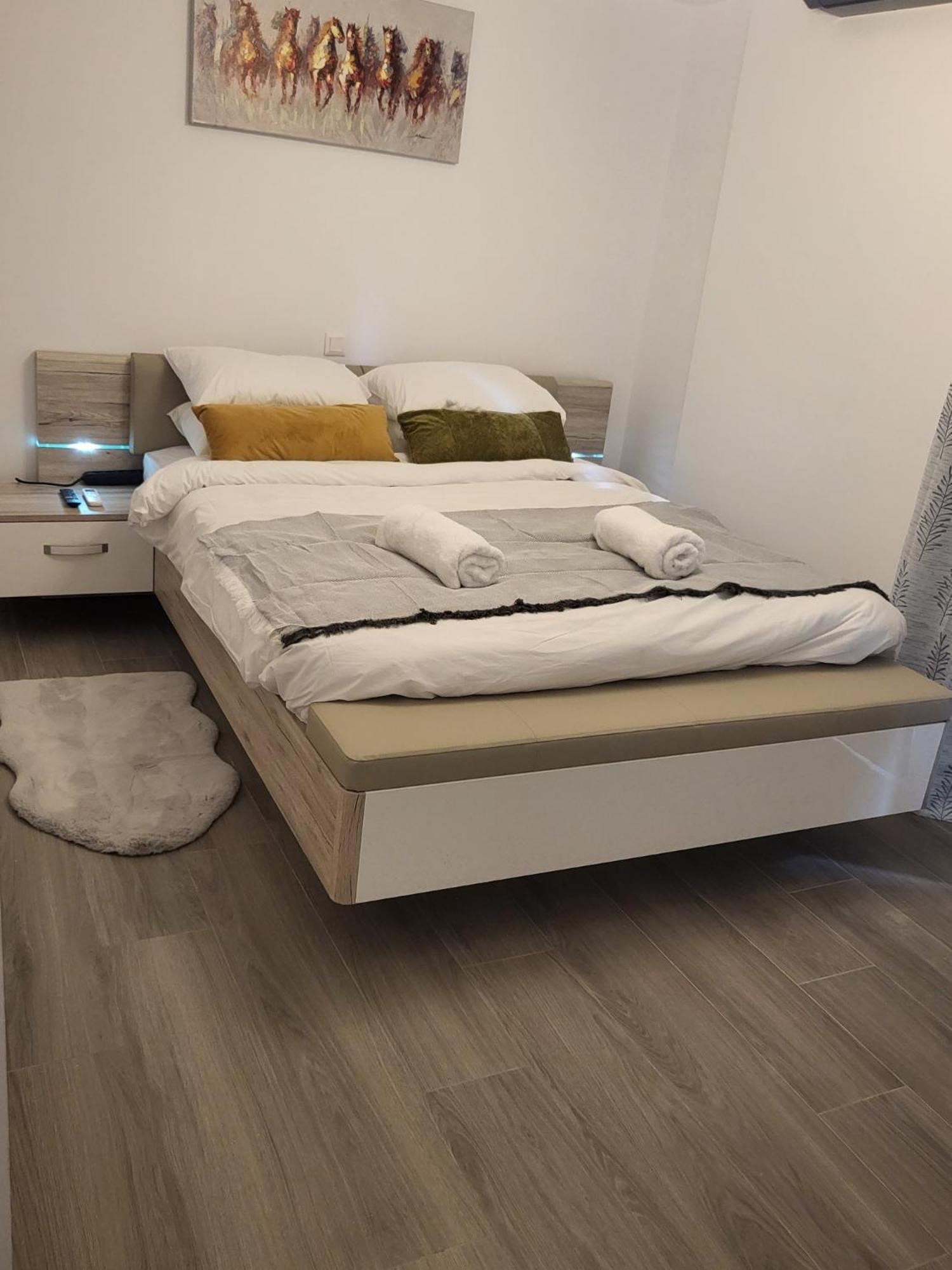 Fabilicious Suites - 2 Apartments- Romantic Jacuzzi & Spacious Family Comfort Athena Bagian luar foto