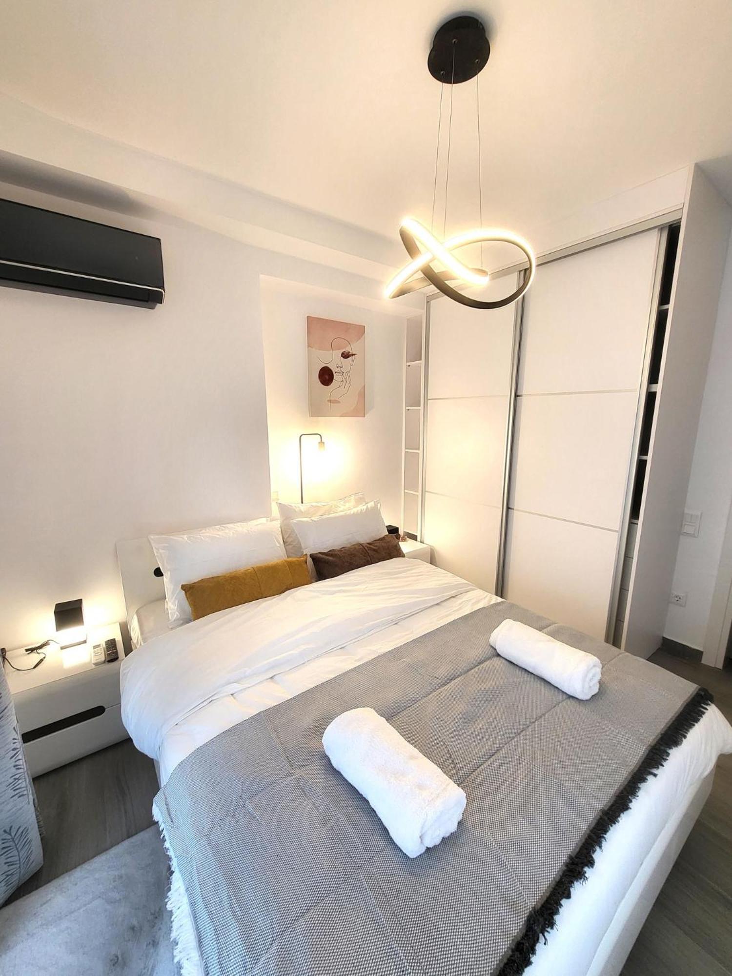 Fabilicious Suites - 2 Apartments- Romantic Jacuzzi & Spacious Family Comfort Athena Bagian luar foto