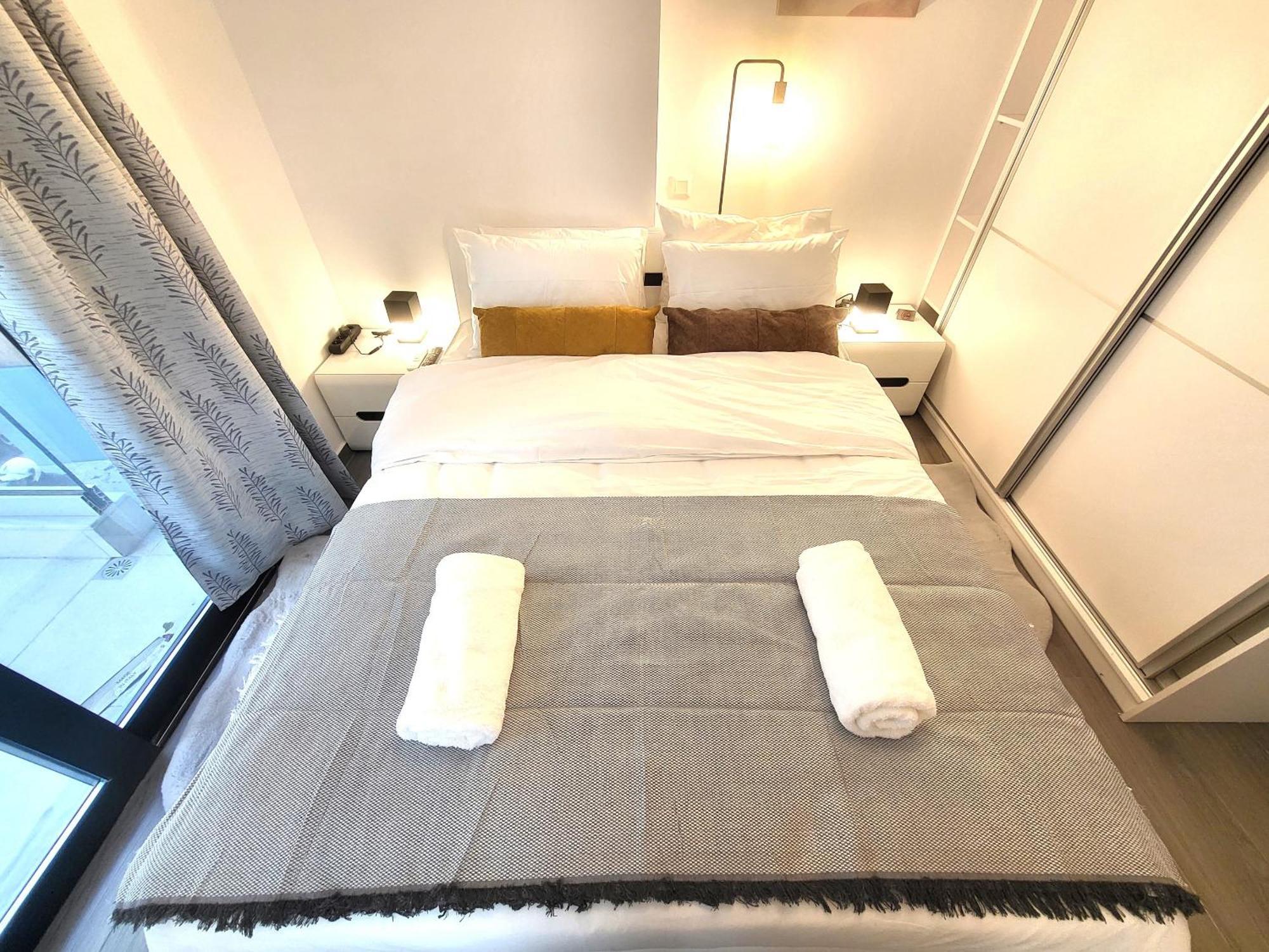 Fabilicious Suites - 2 Apartments- Romantic Jacuzzi & Spacious Family Comfort Athena Bagian luar foto